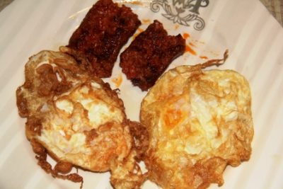 huevos-chistorra variante de los Huevos Fritos con Boletus