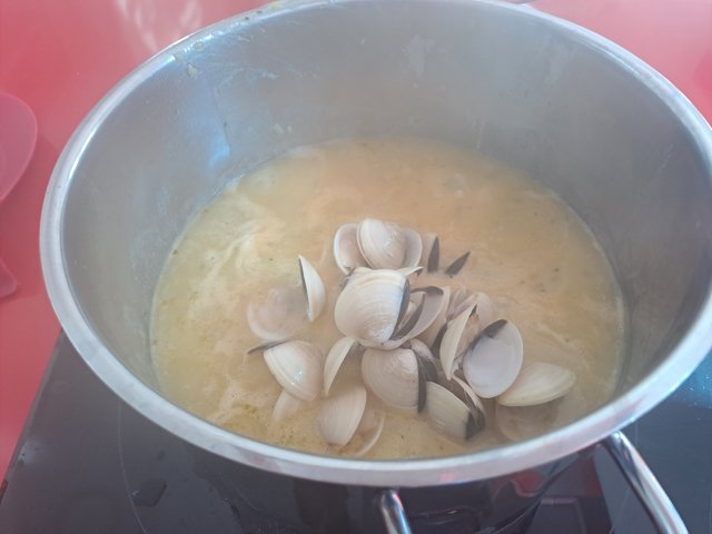 Merluza a la Vasca con Almejas