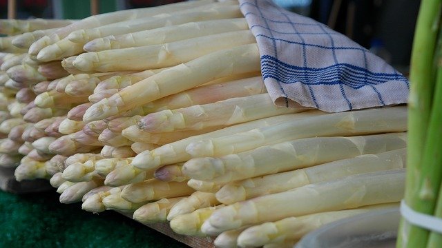 Pelando Espárragos Blancos