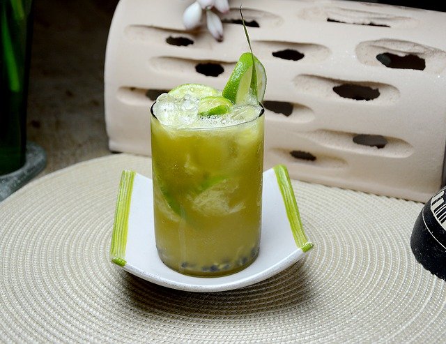 Caipiroska, variante de Cóctel Caipiriña (Caipirinha)