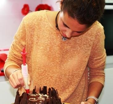 Alejandra haciendo la receta de la tarta Sacher