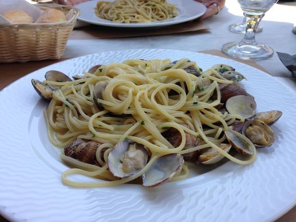 Espaguetis Almejas, variante de la receta de macarrones con Salsa de Amatriciana