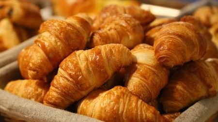 Cruasanes tipo de Pastelitos de Hojaldre con Crema de Coco y Fresas