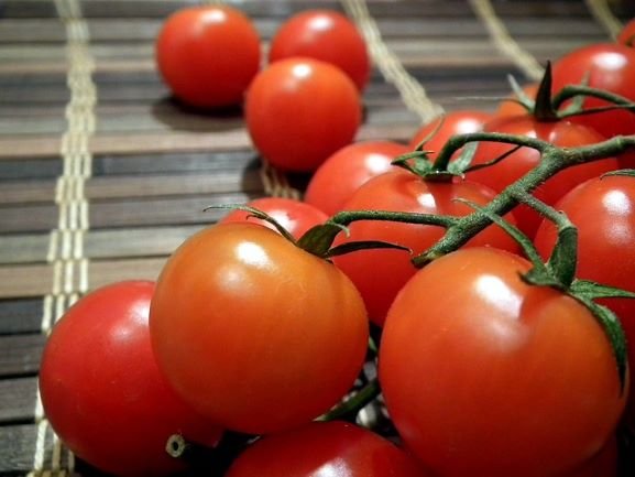 tomates para hacer la receta de pipirrana de Jaén