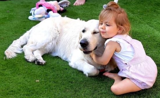 Xana come Delicias de Queso y Pollo