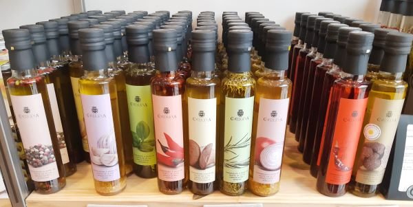 Variedad de aceites aromatizados, entre ellos al aroma de limón