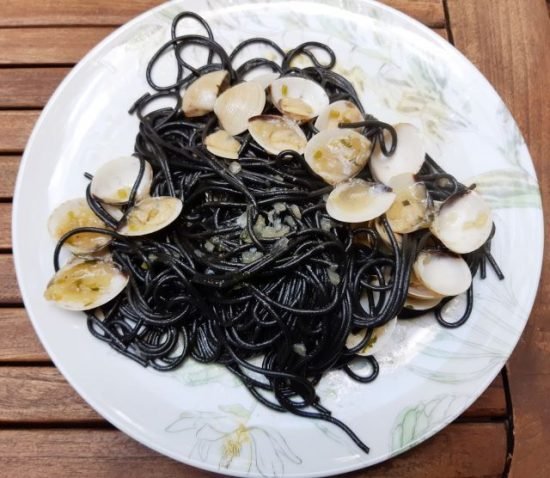 Espaguetis Negros con Almejas