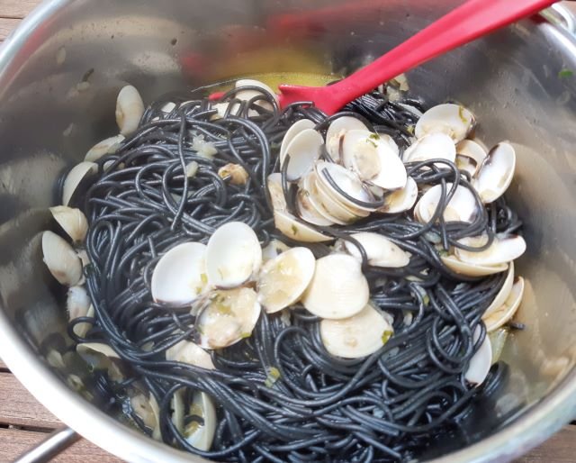 Esapaguetis Negros con Almejas