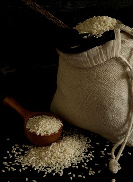 arroz para hacer Risotto Negro de Chipirones y Espárragos