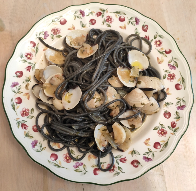 Espaguetis Negro Almejas, variante de la receta de macarrones con Salsa de Amatriciana
