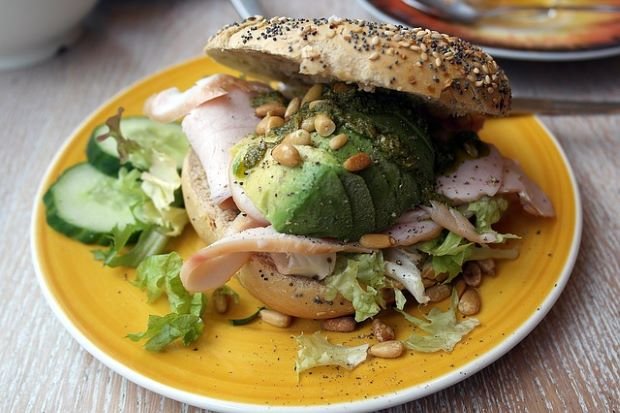 Bagels al Estilo de Nueva York, con Jamón y aguacate