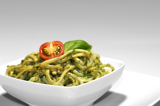 Espaguetis al Pesto, variante de  Fettuccine a la Norma (fettuccine alla Norma)