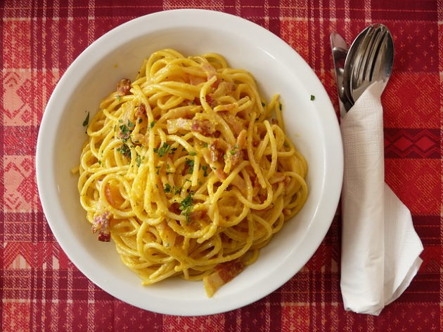 Espaguetis Carbonara, variante de  Fettuccine a la Norma (fettuccine alla Norma)