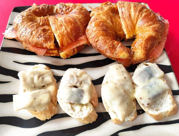 Cruasán (Croissant) con Salmón Marinado