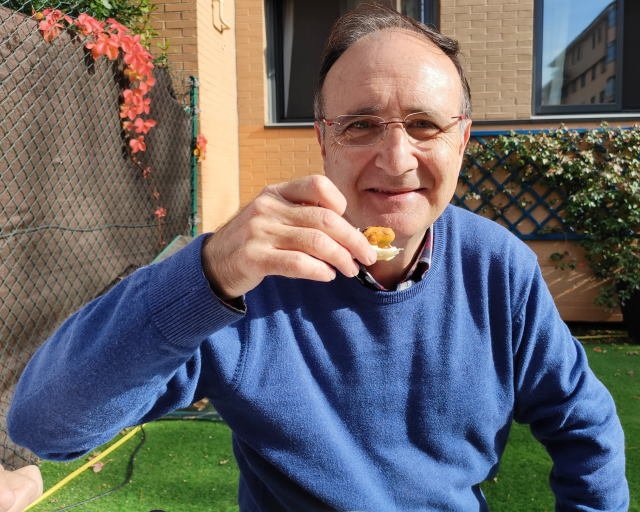 Jesús comiendo Esta receta de Mejillones con Salsa de Tomate Picante