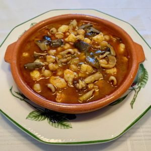 Garbanzos con Setas, Chipirones y Langostinos