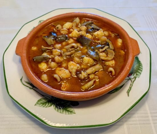 Garbanzos con Setas, Chipirones y Langostinos