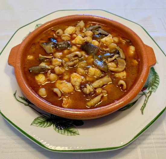 Garbanzos con Setas, Chipirones y Langostinos
