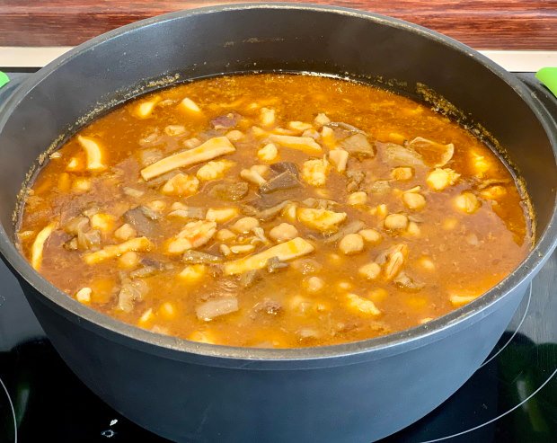 Garbanzos con Setas Chipirones y Langostinos