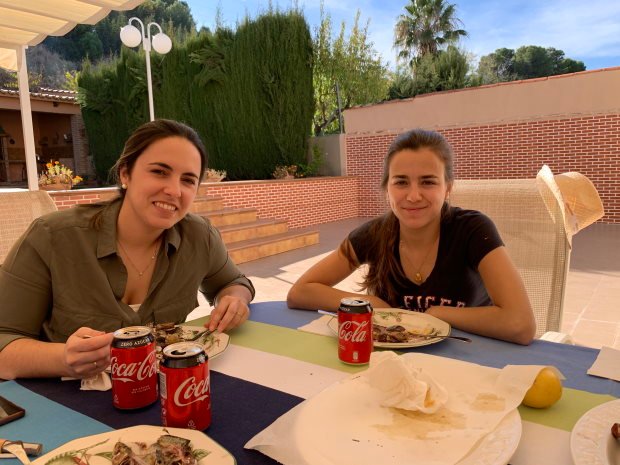 Marta y Nuria, dedicatoria de Alubias La Bañeza con Costillas e Ibéricos