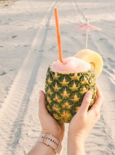 Piña Colada: Descubre el Delicioso Cóctel Tropical de Piña y Coco.