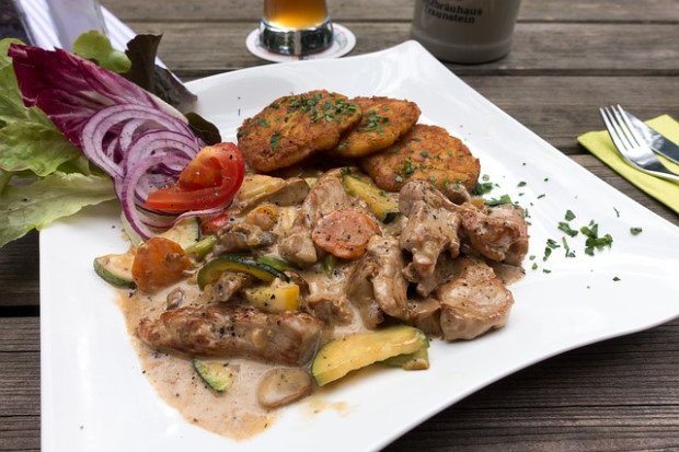 Tortitas de Rosti de Patatas con Carne (Zürcher Geschnetzeltes)