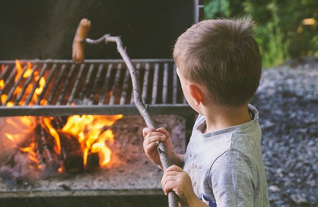 Niño en una barbacoa, los peligros de ¿Cómo Encender una Barbacoa?