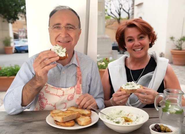 María José y Jesús comiendo Pan Tostado con Tzatzíki Griego