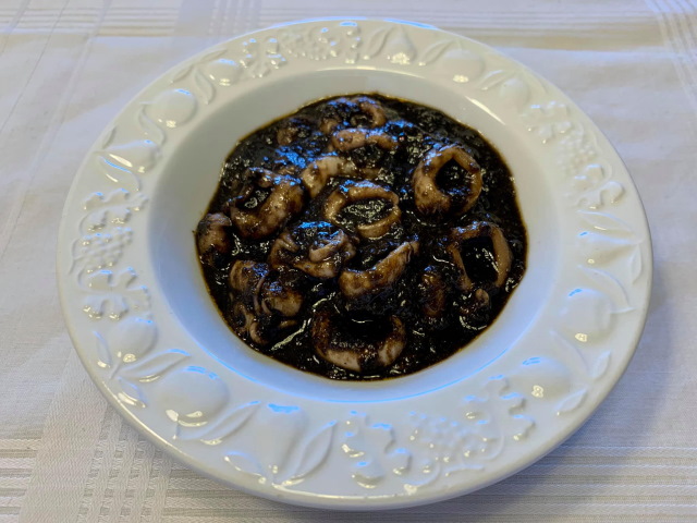 Arroz Negro Calamares, variante del Choco al Pan Frito