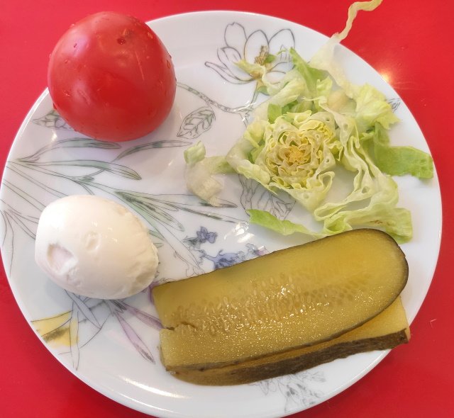 Tomate Huevo, Lechuga Pepeinillo