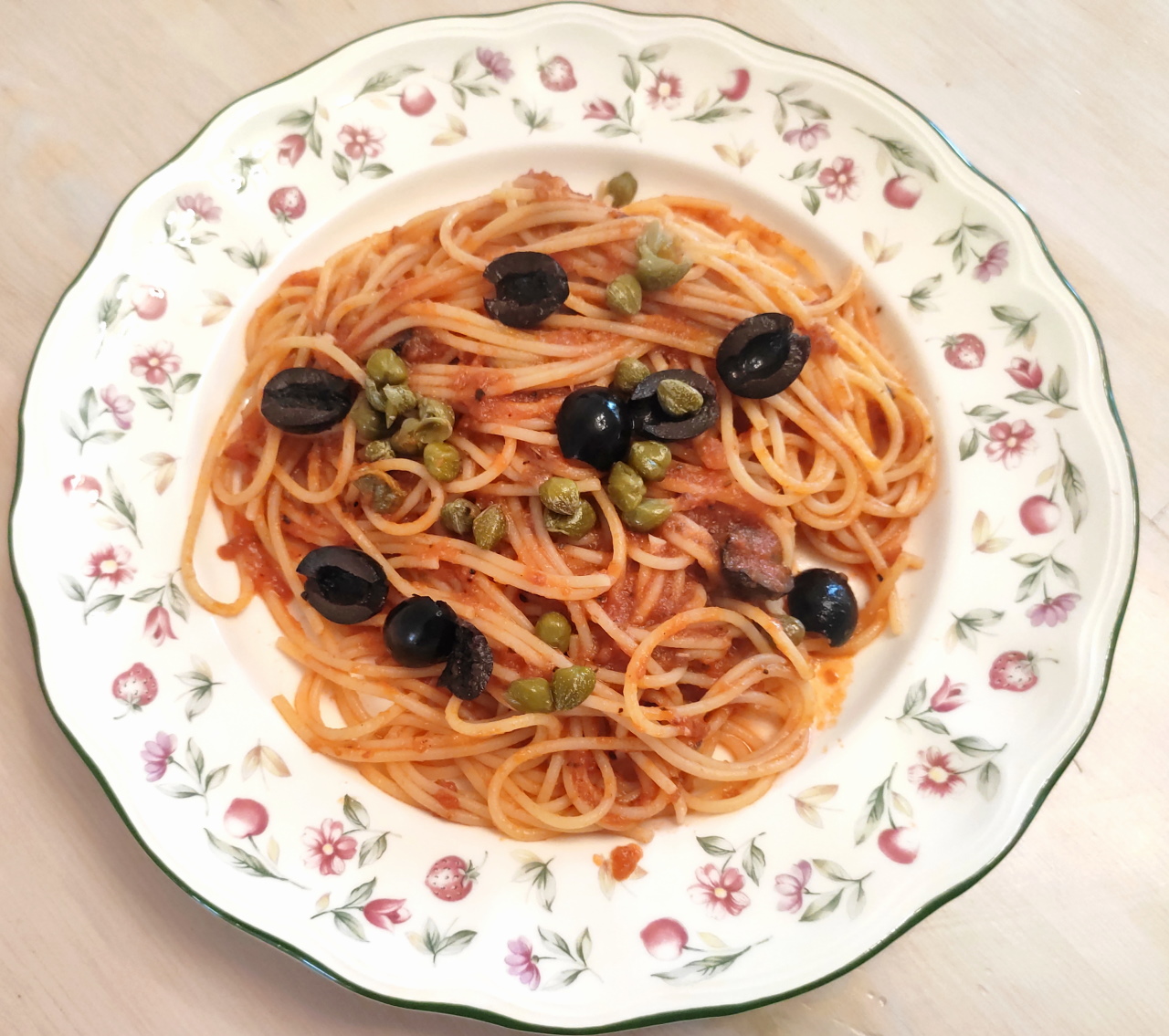 Espaguetis Puttanesca, variante de Ñoquis con Salsa de Amatriciana