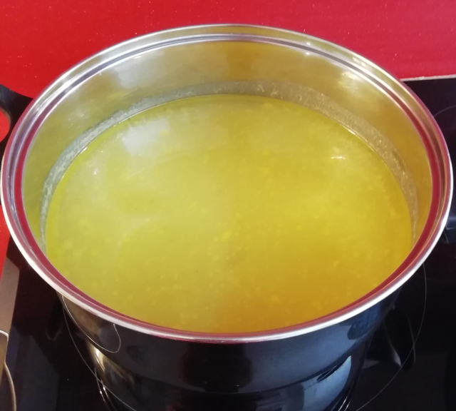 Caldo de Pollo, para poner en la Sopa Castellana (Sopa de Ajo)
