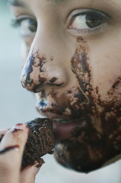 Niño comiendo, Tarta de 3 Chocolates