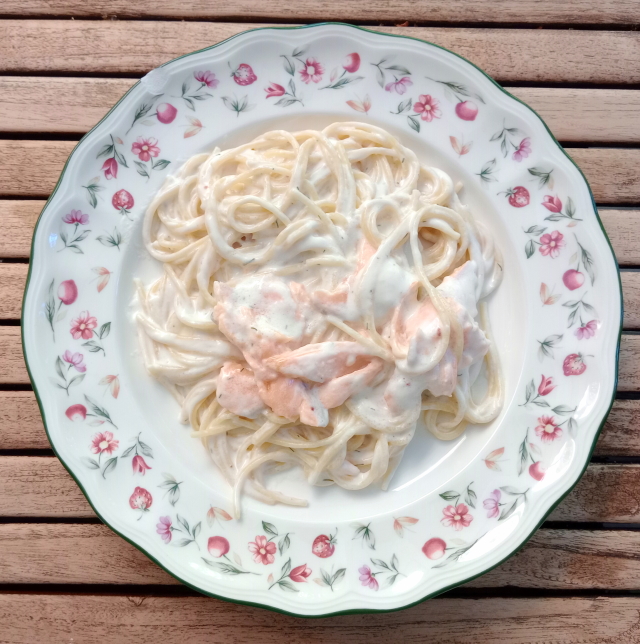 Espaguetis con Salmón Fresco, variante de la receta de macarrones con Salsa de Amatriciana