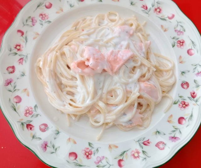 Espaguetis con Salmón Fresco, variante de  Fettuccine a la Norma (fettuccine alla Norma)