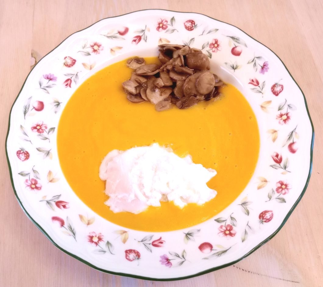 Crema de Calabaza y Setas con Huevo Poché