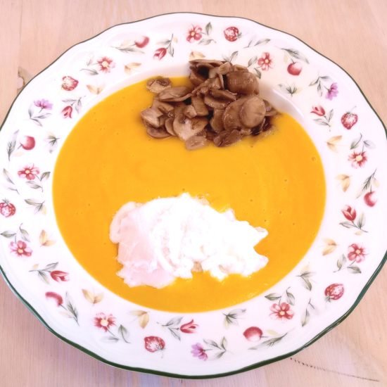 Crema de Calabaza y Setas con Huevo Poché