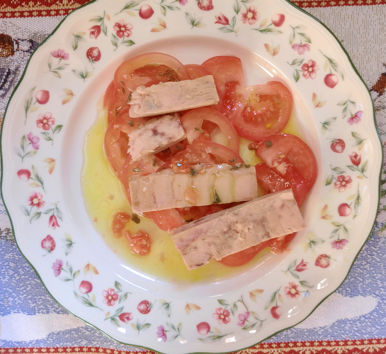 Ensalada de Tomate con Bonito, variante de Cómo Curar Aceitunas con Lejía