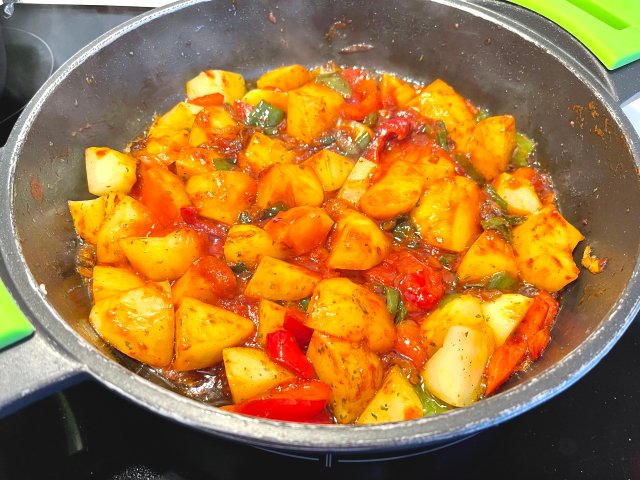 Patatas y Pimientos con Tomate