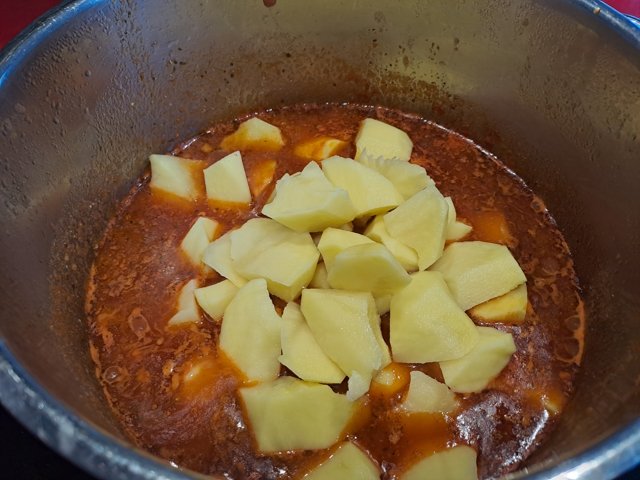 Patatas con Tomate