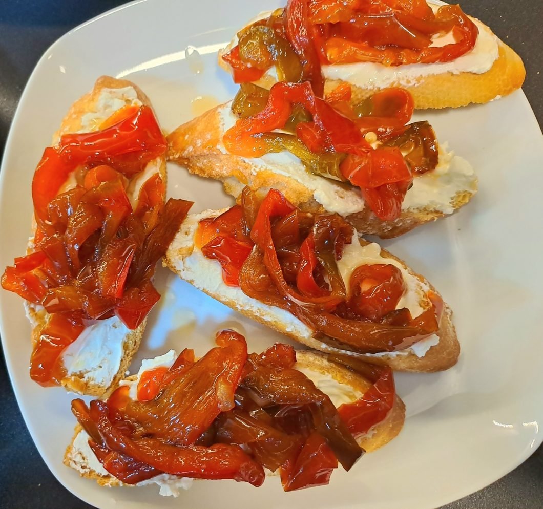 Tosta de Queso y Pimientos Caramelizados