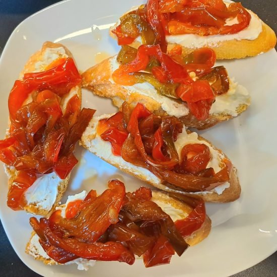 Tosta de Queso y Pimientos Caramelizados
