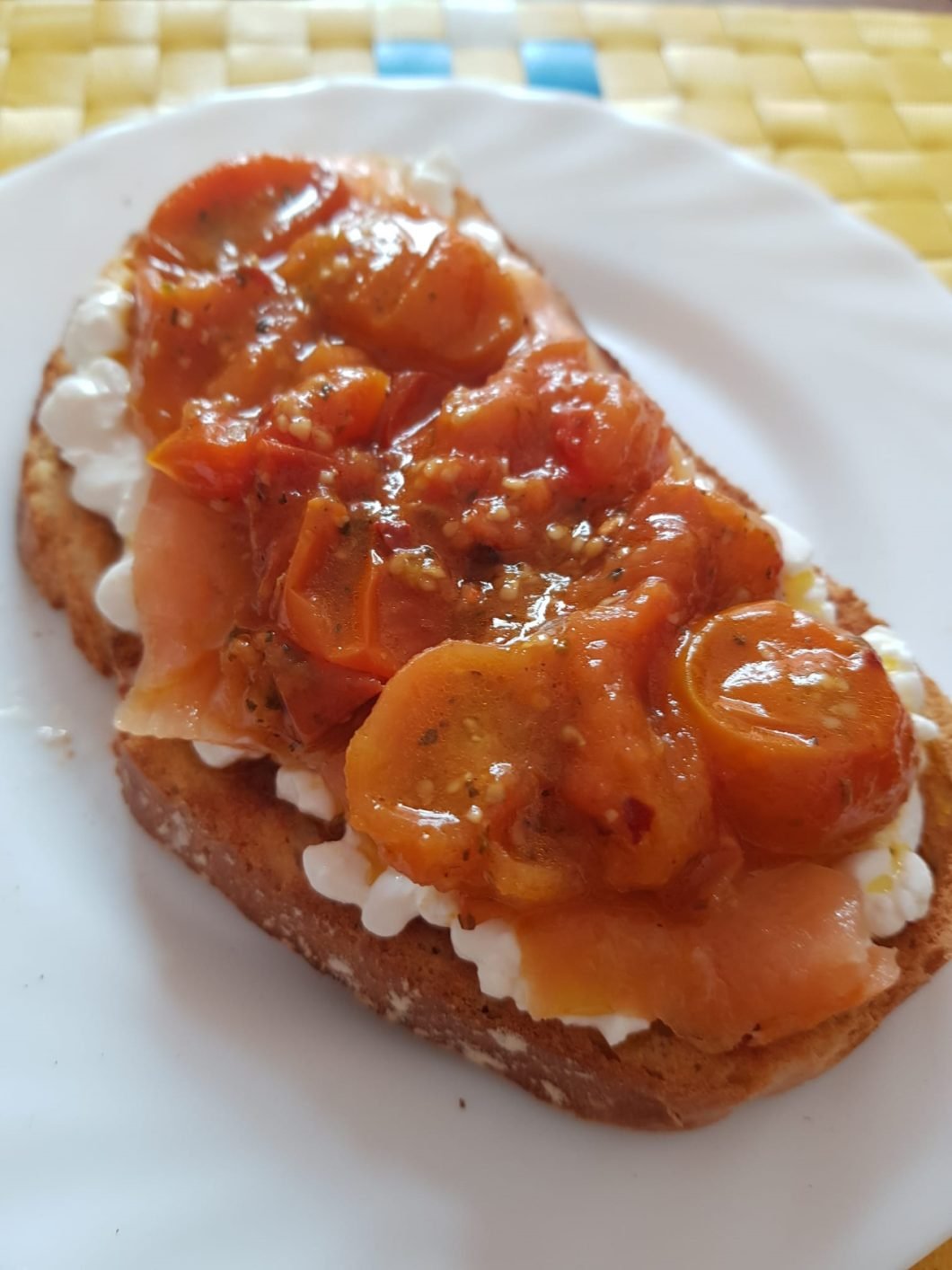 Tosta de Queso y Salmón Ahumado con Tomates Cherry