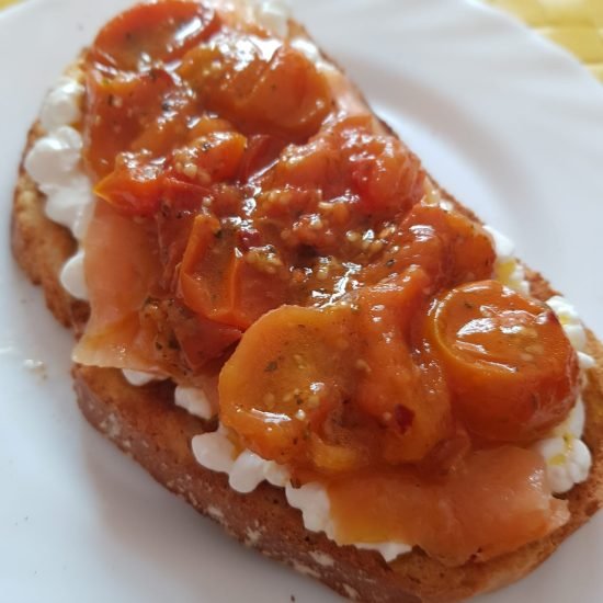 Tosta de Queso y Salmón Ahumado con Tomates Cherry