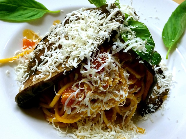 Espaguetis a la Norma, variante de  Fettuccine a la Norma (fettuccine alla Norma)