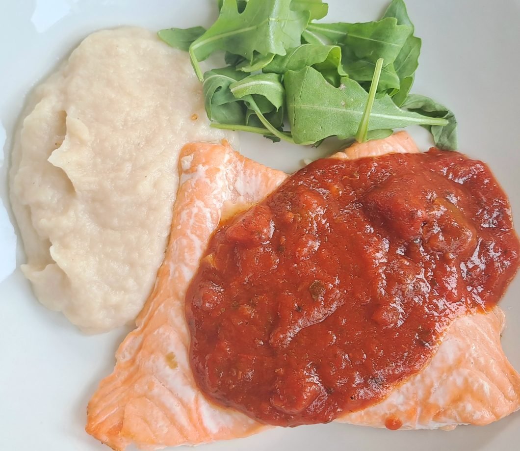 Salmón con Salsa Putanesca