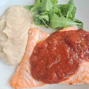 Salmón con Salsa Putanesca