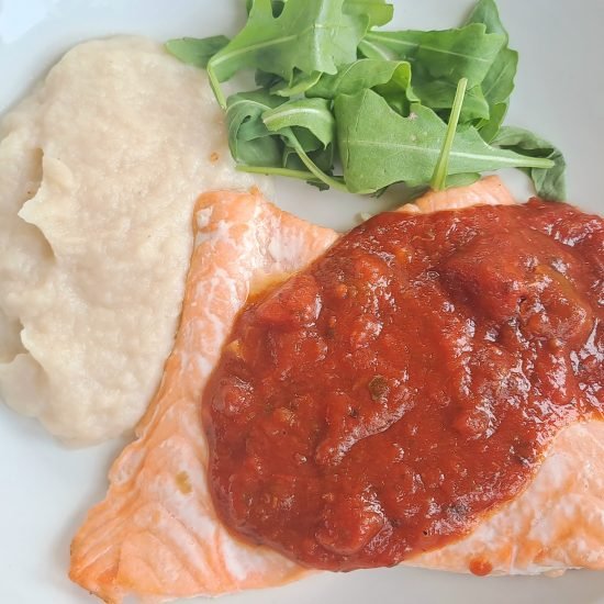 Salmón con Salsa Putanesca