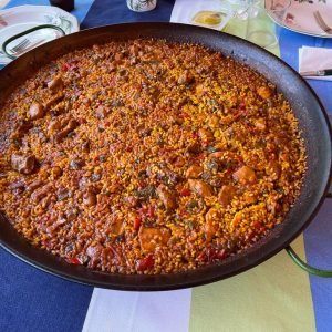 Paella de Costillas de Cerdo, Conejo y Pollo