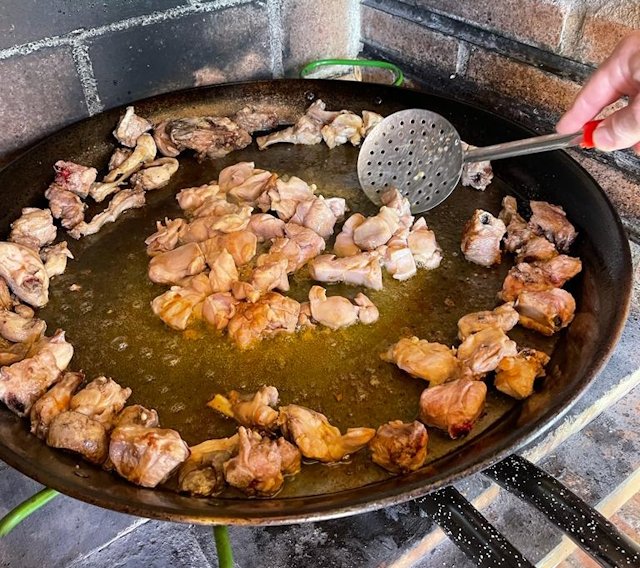 Paella de Costillas de Cerdo, Conejo y Pollo